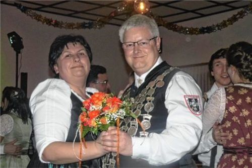Seine Amtszeit läuft im Dezember aus: Schützenkönig Dieter Hofmann mit Gattin Christine beim Schützenball der „Gemütlichkeit Guttenburg“ Anfang dieses Jahres.Foto  Archiv/Fill