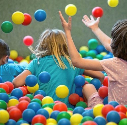 Ab ins Bällebad: Eltern können ihre Kinder Anfang März in den Rosenheimer Kindergärten anmelden. Foto dpa
