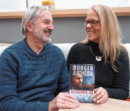Als Paar ein gemeinsames Buch zu schreiben, hat für Wolfgang Burger und Hilde Artmeier sehr gut funktioniert. Seit dem 1. Februar ist „Gleißender Tod“ im Handel. Foto kob