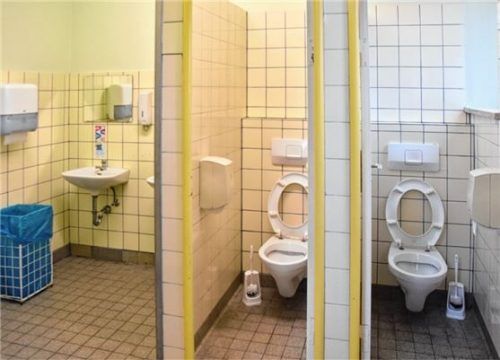 Alt, aber sauber und funktional: die Toiletten an der Grundschule Westerndorf St. Peter.Foto schlecker