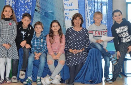 Auch die Kinder – hier die Klassensprecher der vierten Klassen – haben sich von ihrer Schulleiterin gebührend verabschiedet.