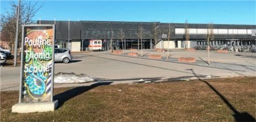 Auf dem Parkplatz vor der Pauline-Thoma-Schule in Kolbermoor hatten die Jugendlichen mit Softair-Waffen hantiert. Foto Gantner