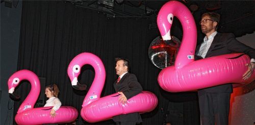 Auf den Flamingo gekommen: Was Bürgermeister und Landtagsabgeordneter Günther Knoblauch a.D., alles in seiner vielen Freizeit anstellt, wussten die Kappenabendler natürlich ganz genau (von links Simone Krischke, Thomas Enzinger und Markus Honervogt). Fotos Vähning