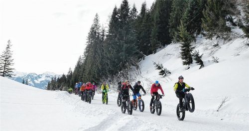 Auf dicken Schlappen durch den Schnee hinauf zur Priener Hütte: 30 Fatbiker aller Altersgruppen waren gemeinsam unterwegs. Fotos fatbike.de/M.Busse