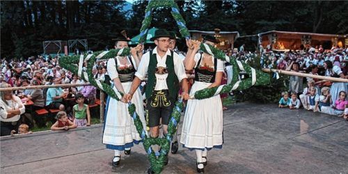 Auftritt der Trachtler beim Waldfest.Foto stv