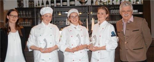 Ausgezeichneter Nachwuchs: Steffi Wagenstetter (links) und Georg Burgmayr (rechts) von der Firma Bierbichler gratulieren den Auszubildenden Maria Denk, Anna-Maria Schauberger und Alicia Maas (von links). Foto re