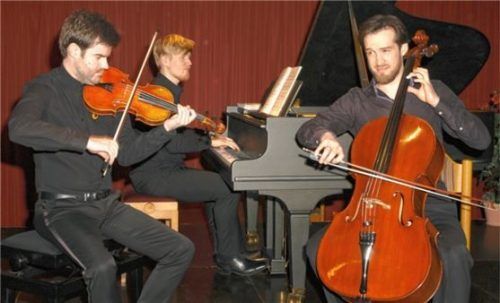 Außergewöhnliche Finesse: Lion Hinnrichs (Klavier), Christoph Callies (Violine) und Samuel Selle (Violoncello) begeisterten im Carl-Orff-Saal.Foto Kirschner