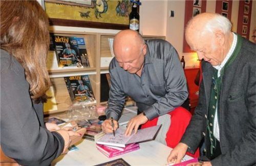 Autogrammstunde mit einem Deppen: Toni Lauerer (mitte, zusammen mit Ernst Müller vom Kulturschupp‘n) nahm sich Zeit für die Besucher im ausverkauften Theatersaal des Kulturschupp`n.Foto  Rath