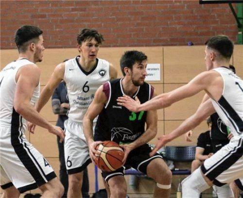 Bad Aiblings Steffen Lautner (Mitte) wird in dieser Szene gleich von drei Schwabinger Spielern gestellt. Die Kurstädter mussten sich am Ende geschlagen geben.Foto Fehrmann