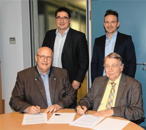 Bei der Vertragsunterzeichnung im Büro der Stadtwerke (vorne von links): Jörg Bornemann, Geschäftsführer Dickow Pumpen, und Stadtwerke-Geschäftsführer Norbert Weigl, (hinten von links) Wilhelm Schimm, Betriebsleiter Dickow Pumpen, und Michael Pikulski, Hausanschlussbüro der Stadtwerke.Foto  re