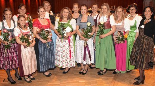 Beim Landfrauentag würdigten (von rechts) Kreisbäuerin Katharina Kern und die stellvertretende Landrätin Marianne Loferer das Bildungsengagement von jungen Hauswirtschaftsmeisterinnen, Dorfhelferinnen und Betriebswirtinnen für Ernährungs- und Versorgungsmanagement. Fotos Fischer