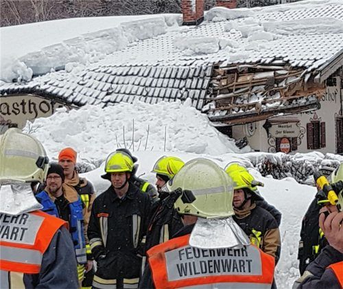 Betroffene Gesichter bei den Helfern: Beim Versuch, das Dach von der Schneelast zu befreien, ist ein Feuerwehrkamerad aus Aschau schwer verletzt worden.Foto Reisner