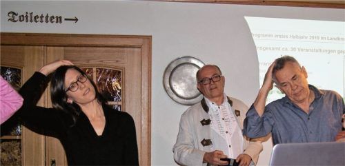 Bewegung in die Versammlung brachte Dr.Anja Mayr vom Netzwerk „Generation 55plus“ mit Entspannungsübungen bei der Nachbarschaftshilfe Schechen. Foto re