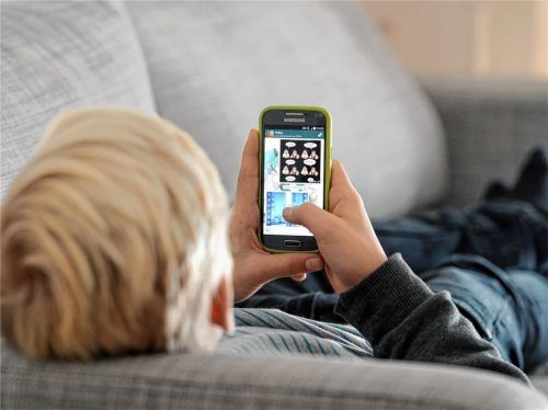 Das Smartphone dient längst nicht mehr nur zur Kommunikation, sondern wird von vielen Jugendlichen für digitale Spiele genutzt. Wer spielt, sollte die manipulierenden Mechanismen kennen.Foto  Tobias Hase/DPA