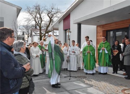 Bischof Wolfgang Bischof bei der Weihe des neuen Pfarrzentrums am Schloßberg. Es sei eine weitere Möglichkeit, Menschen mit Glauben in Verbindung zu bringen.Fotos schlecker