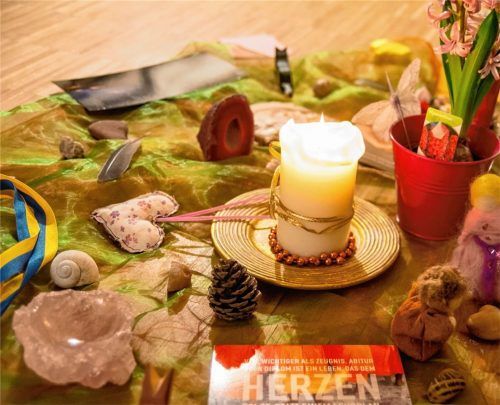 Blumen, Kerzen, Blätter, Figürchen: Alles, was dem Herzen guttut, findet Platz auf der Decke.Fotos thomae