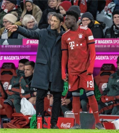 Bringt Bayern-Trainer Niko Kovac auch gegen Hertha seinen jungen Neuzugang Alphonso Davies. Foto  dpa