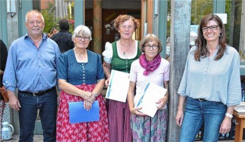 Bürgermeister Sebastian Forstner ehrte Gründungsmitglieder und Aktive der Bücherei, wie Rita Luckabauer, Anna Maier, Margarete Schlaipfer und die aktuelle Leiterin Petra Maier (von links).Foto ni
