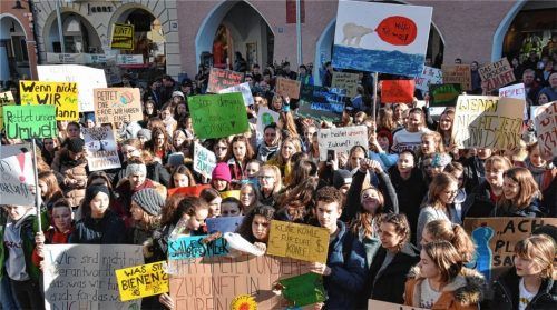 Bunt und kritisch: Viele der jungen Demo-Teilnehmer halten Plakate mit klaren Botschaften in die Höhe.