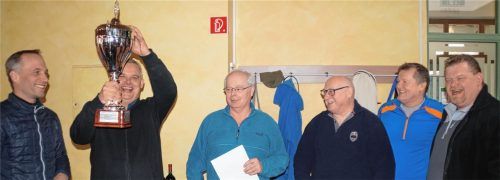 Da war der Wanderpokal noch komplett (von links): Bürgermeister Robert Pötzsch, Hans Zacherl, Geschäfts- und Mannschaftsführer von der MEDI Kabel GmbH, Thaddäus Mittermaier, Vorsitzender des ESV Waldkraiburg, der das Turnier um die Stadtmeisterschaft ausrichtete, sowie Wolfgang Hoyer, Werner Kraus und Josef Kubitschek.Fotos  Grundner