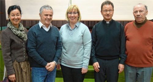 Dank der Kirchenverantwortlichen an Aktive für 25 Jahre im Dienst der Erzdiözese: Kirchenmusiker Gerhard Franke und Pastoralreferentin Monika Langer mit Pfarrer Maurus Scheurenbrand. Foto  Menz