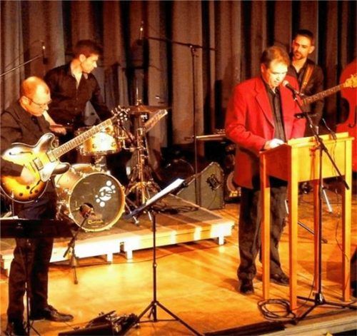 Das neue Format des Hörspielkonzerts präsentierten Rainer Denk und das Midnight Story Orchestra.Foto  fis