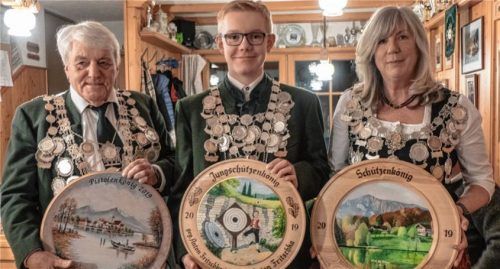 Das neue Königstrio der Schützengesellschaft „Gscheuerwand“: (von links) Pistolenkönig Manfred Enzinger, Jungschützenkönig Anton Fritschka und Luftgewehrkönigin Sieglinde Stuffer.Foto flug