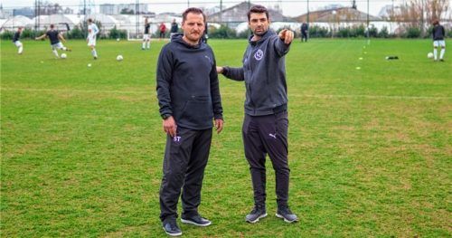 Das neue Trainergespann von 1860 Rosenheim: Chefcoach Thomas Kasparetti (rechts) und Gerry Straßhofer auf dem Trainingsplatz in Antalya. Fotos Pointvogel