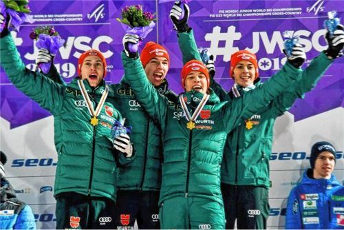 Das siegreiche Skisprung-Junioren-Team des DSV mit Constantin Schmid (rechts) bei der Junioren-Weltmeisterschaft in Lathi.