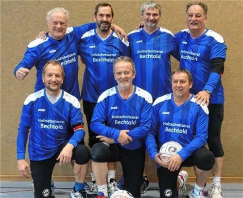 Das siegreiche Team des ESV Rosenheim (hinten von links): Sigi Bernt, Karl Baudrexl, Wolfgang Eschner, Günter Hebling; vorne von links: Sepp Waritschlager, Lothar Link, Manfred Mifka.