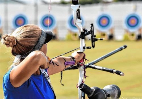 Das Ziel im Blick: Bogenschießen ist die große Leidenschaft der Raublingerin. Ihr nächstes Ziel: Olympia 2020.Fotos  DSB/Heise