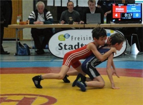 Der Feldkirchener Karl Stieben (links) wurde in der Klasse bis 25 Kilogramm Bezirksmeister (griechisch/römisch).