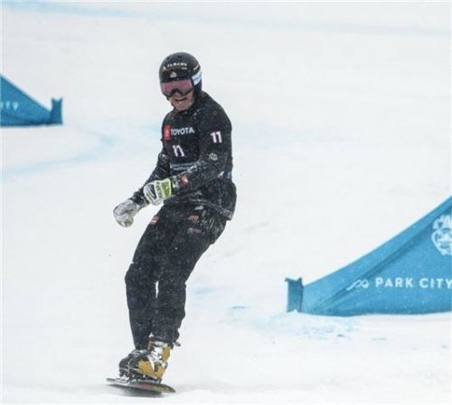 Der Feldkirchener Stefan Baumeister (SC Aising-Pang) jubelt im Ziel über seinen dritten Platz. Der 25-Jährige gewann das Duell um die Bronzemedaille gegen des Russen Wild.