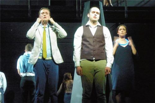 Der gute Gesell und selbst die seelenlose Alexa verspüren wenig Lust mit Jedermann (Mitte) vor Gott zu treten. Foto Janeczka