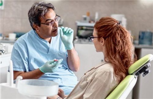 Der Kieferorthopäde berät zur Notwendigkeit einer Zahnspange und erklärt, welche Kosten fällig werden. Fotos SolisImages/gettyimages.com/akz-o