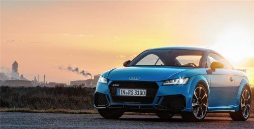 Der neue TT RS ist in absoluter Bestform: Ein durchgängiger Frontspoiler, der an den seitlichen Enden steil nach oben zieht, schließt die Frontschürze scharf nach unten ab und sorgt für eine markante, an den Motorsport angelehnte Optik. Foto audi ag