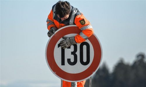 Der richtige Schritt zu mehr Klimaschutz und Verkehrssicherheit? Nach der Empfehlung einer Expertengruppe ist ein neuer Streit um ein generelles Tempolimit entbrannt. Foto dpa