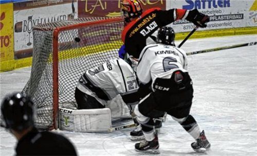 Der Siegtreffer für Bad Aibling: Tobias Flach traf hoch. Er überwand Trostbergs Keeper zum 5:4. Foto  Habermann