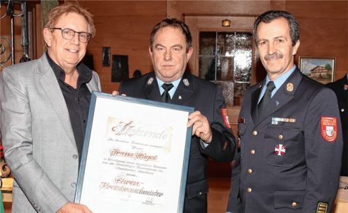 Der stellvertretende Landrat Dieter Kannengießer (links) und Kreisbrandrat Richard Schrank (rechts) verabschiedeten Franz Hügel als Kreisbrandmeister.Foto  re