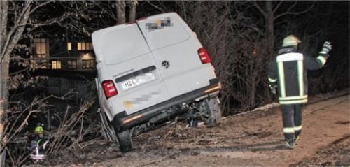 Der Transporter kam von der Fahrbahn ab und prallte gegen zwei Bäume. Foto jre