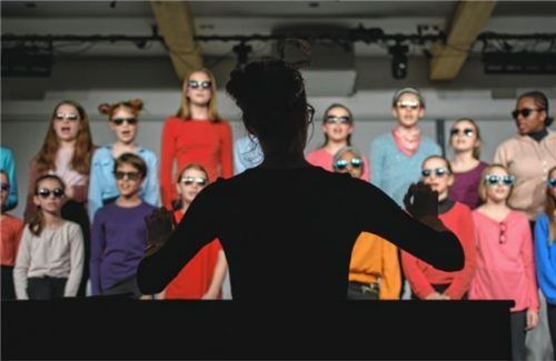 Der Unterstufenchor als Ohrwurm unter der Leitung von Katrin Gell. Foto re
