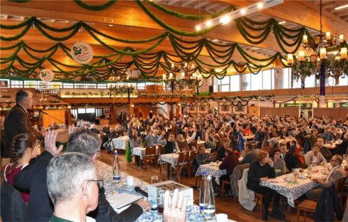 Der Vorsitzende Rainer Schäfer am Rednerpult in der gut gefüllten Rosenheimer Inntalhalle. Fotos Schlecker
