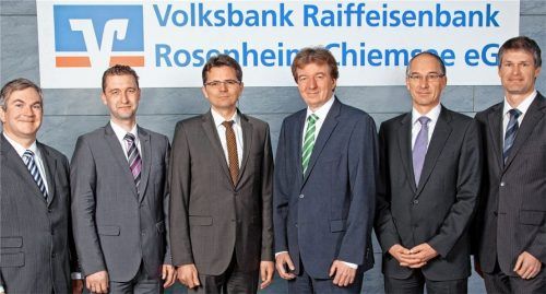 Der Vorstand der Volksbank-Raiffeisenbank Rosenheim-Chiemsee eG (von links): Dr. Mario Voit, Roland Seidl, Klaus Hatzel, Hubert Kamml, Vorstandsvorsitzender, Dr. Walter Müller, Mirko Gruber, stellvertretender Vorstandssprecher. Fotos re