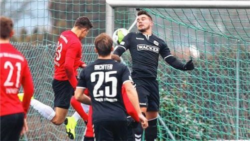 Die 1:0-Führung für Wasserburg: Robin Ungerath (rotes Trikot) traf per Kopf. Foto  Butzhammer