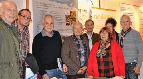 Die Abordnung des Sachranger Dorfladens ist glücklich mit der ersten Gemeinwohl-Bilanz. Foto re