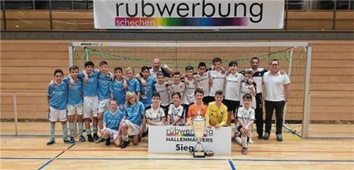Die beiden Finalisten der U13, Turniersieger 1860 Rosenheim (rechts) und die Münchner Löwen.
