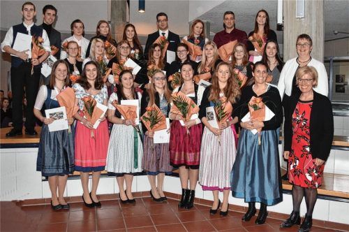Die Besten: 24-mal gab es in der Rosenheimer Berufsschule II die Traumnote 1,0. Gratulation kam von Schulleiterin Christiane Elgass (rechts hinten) und der stellvertretenden Landrätin Andrea Rosner (rechts vorne).Foto  Schlecker