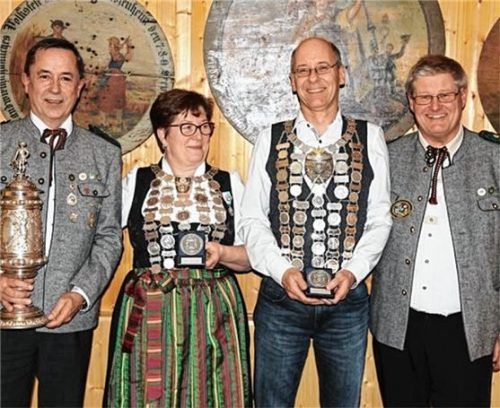 Die besten Schützen wurden mit Ketten und Pokalen ausgezeichnet (von links): Rudolf Thaller, Aloisia Krüger, Markus Ahrens, Wolfgang Krüger.Foto re