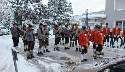 Die Blaskapelle „Am Was‘n“ begleitet die Schäffler auf Schritt und Tritt.