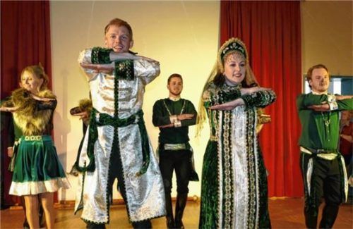 Die Bubaria aus Buchbach tanzte beim VdK-Ball, im Vordergrund: das Prinzenpaar Mona und Thomas.Foto  Bachmaier
